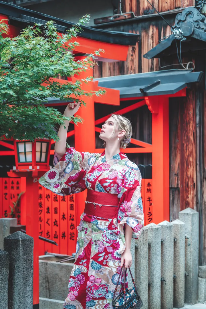 Traditional Kimono Photoshoot in Kyoto with a Local Photographer