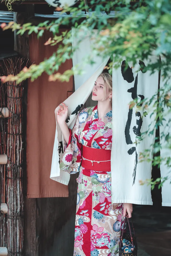 Traditional Kimono Photoshoot in Kyoto with a Local Photographer