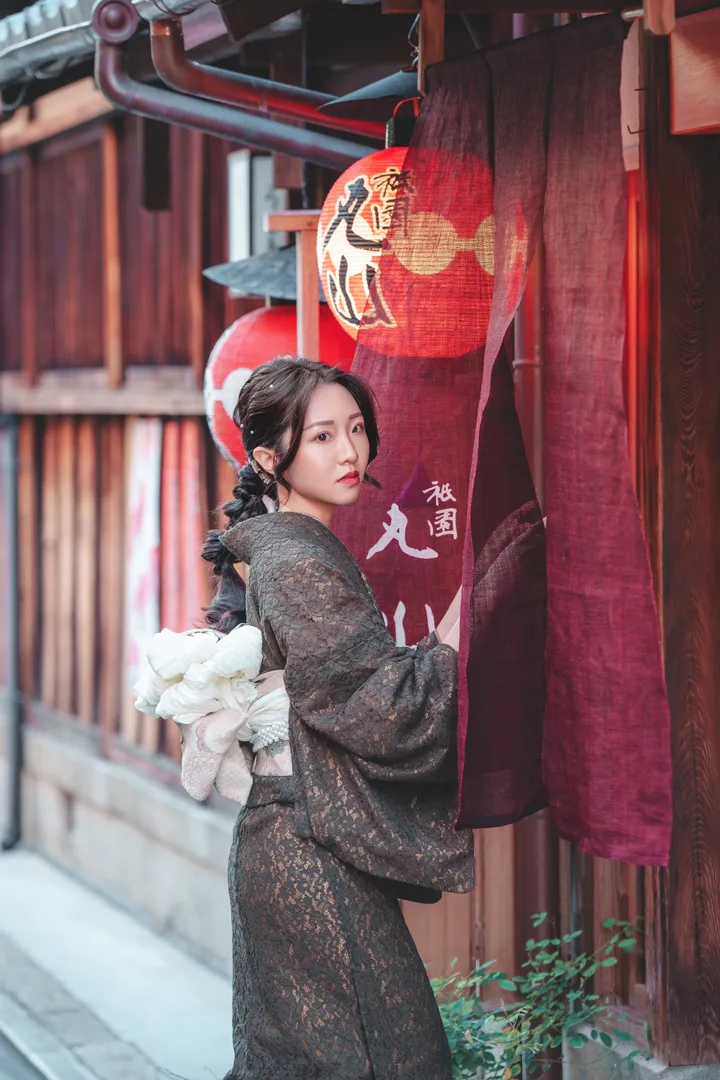 Traditional Kimono Photoshoot in Kyoto with a Local Photographer