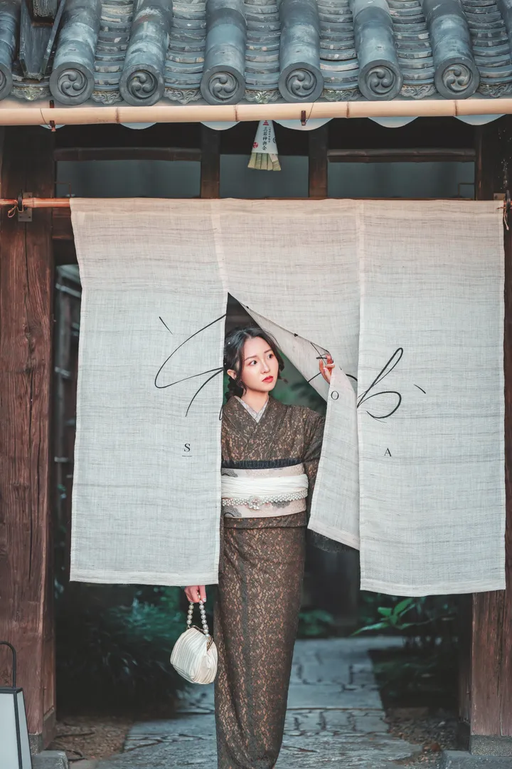Traditional Kimono Photoshoot in Kyoto with a Local Photographer