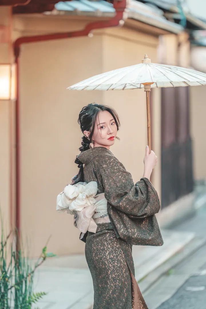 Traditional Kimono Photoshoot in Kyoto with a Local Photographer