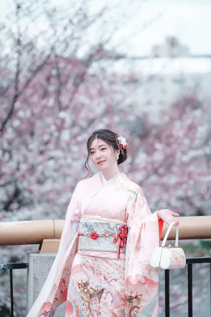 Sakura Elegance: Exclusive Cherry Blossom Photoshoot in Kyoto