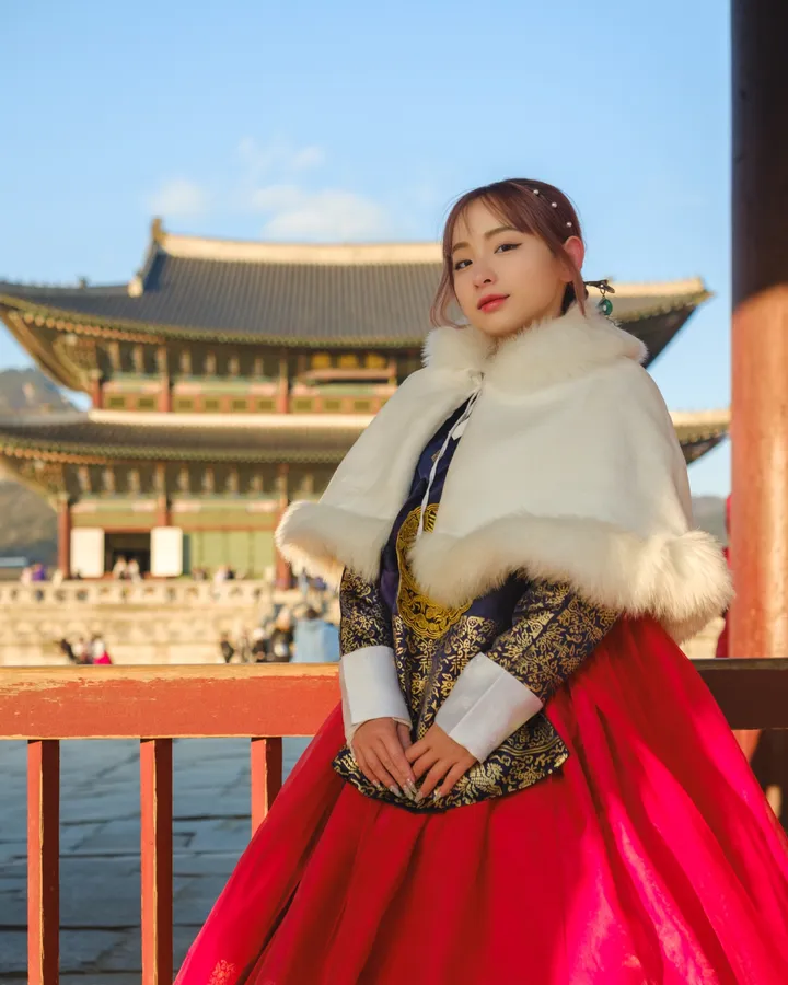 Korean Royal Experience: Traditional Hanbok Photoshoot in Seoul