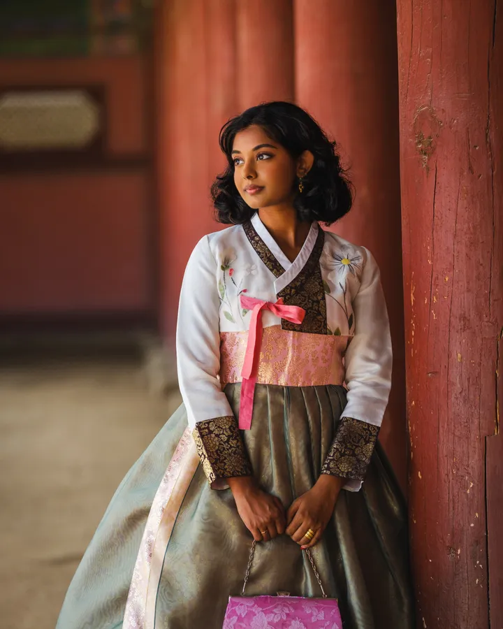 Korean Royal Experience: Traditional Hanbok Photoshoot in Seoul