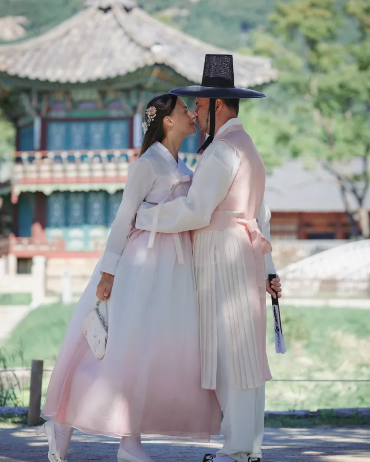 Korean Royal Experience: Traditional Hanbok Photoshoot in Seoul