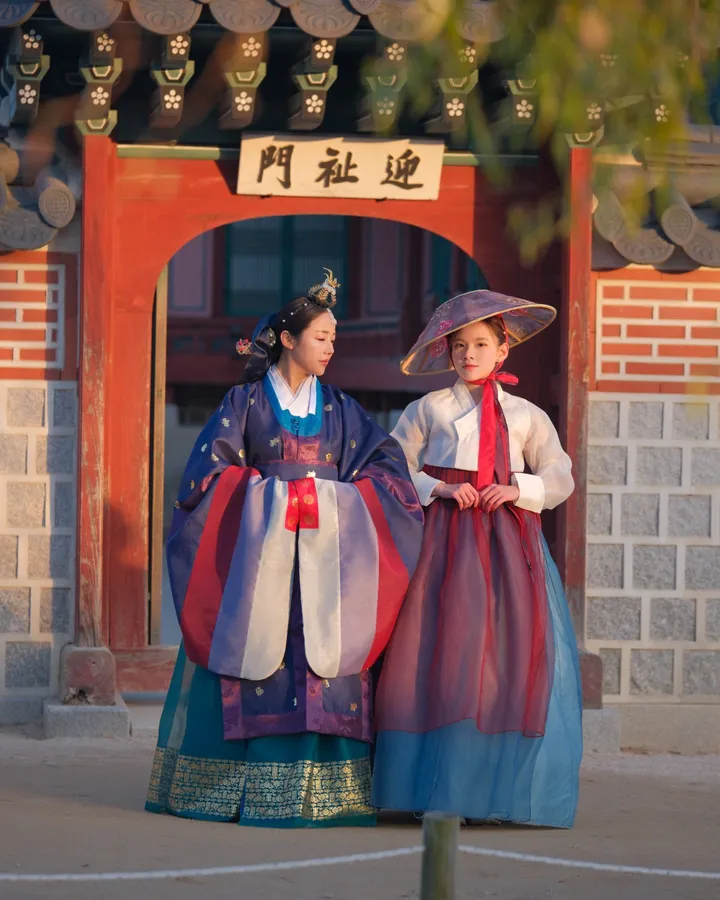 Korean Royal Experience: Traditional Hanbok Photoshoot in Seoul