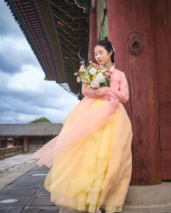 Korean Royal Experience: Traditional Hanbok Photoshoot in Seoul
