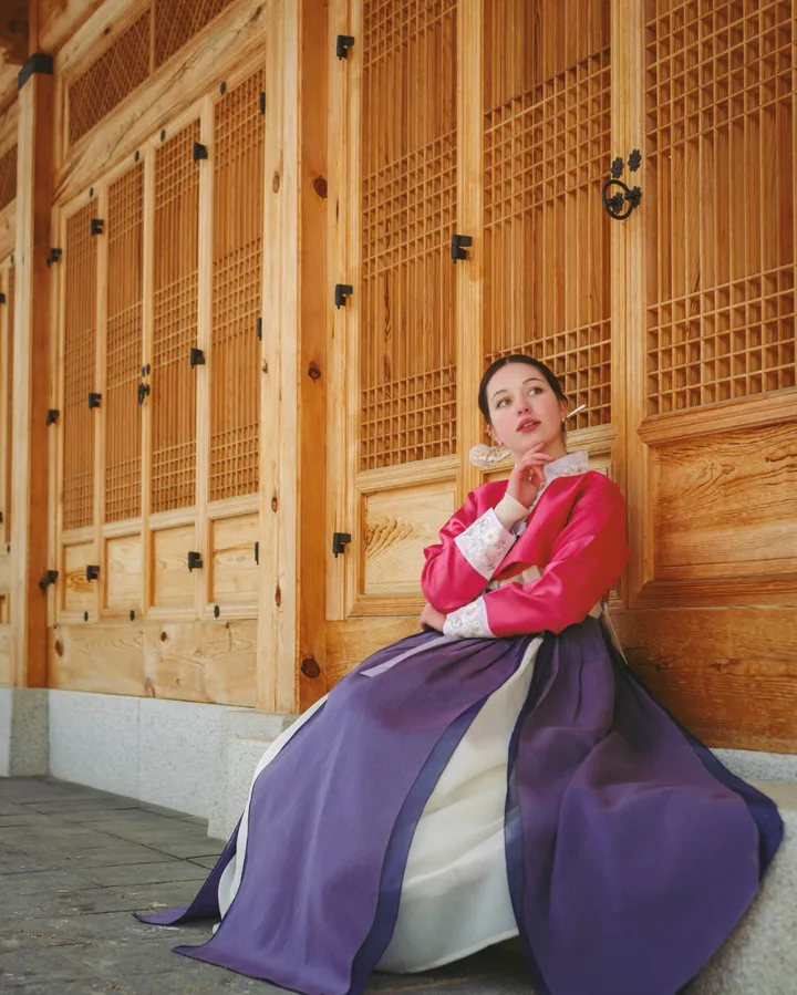 Korean Royal Experience: Traditional Hanbok Photoshoot in Seoul