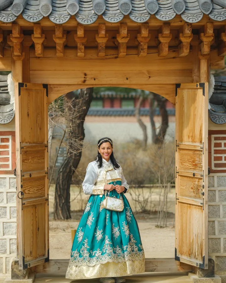 Korean Royal Experience: Traditional Hanbok Photoshoot in Seoul