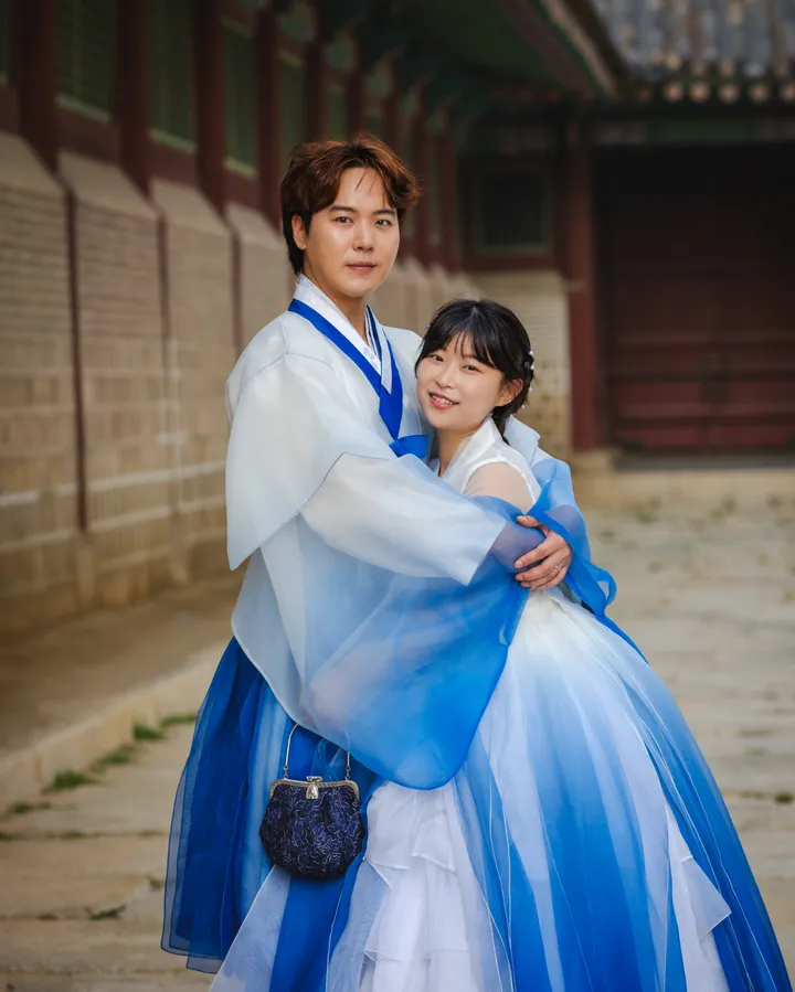 Korean Royal Experience: Traditional Hanbok Photoshoot in Seoul