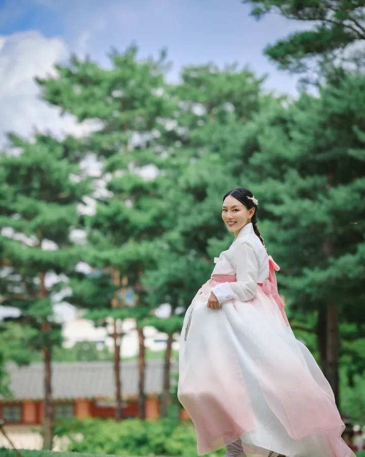 Korean Royal Experience: Traditional Hanbok Photoshoot in Seoul