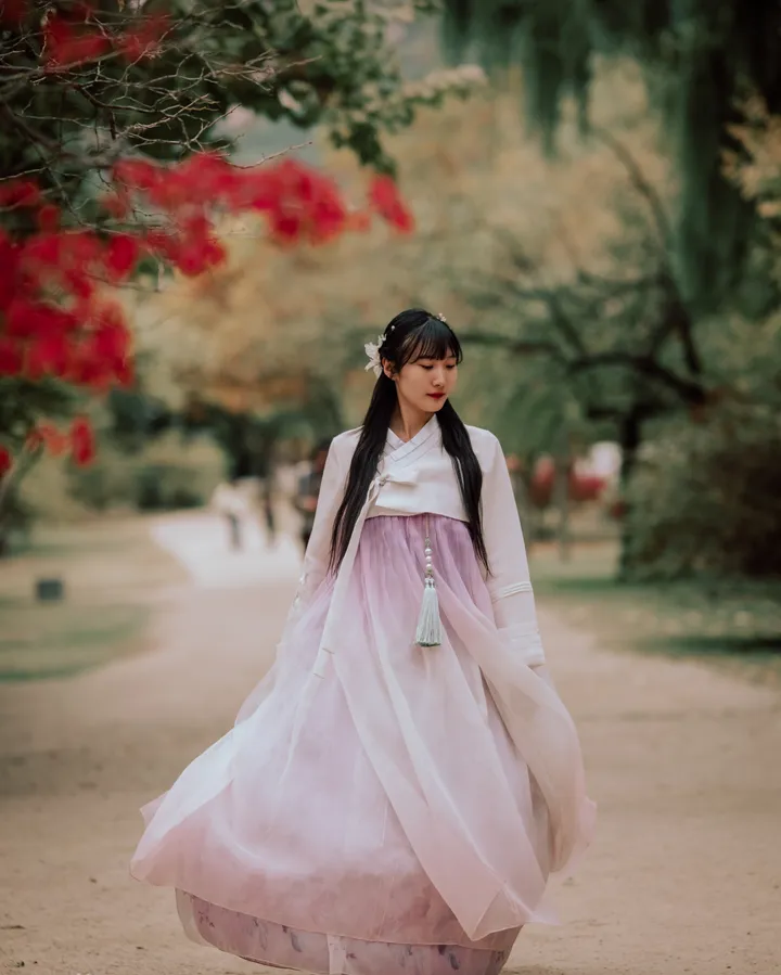 Korean Royal Experience: Traditional Hanbok Photoshoot in Seoul
