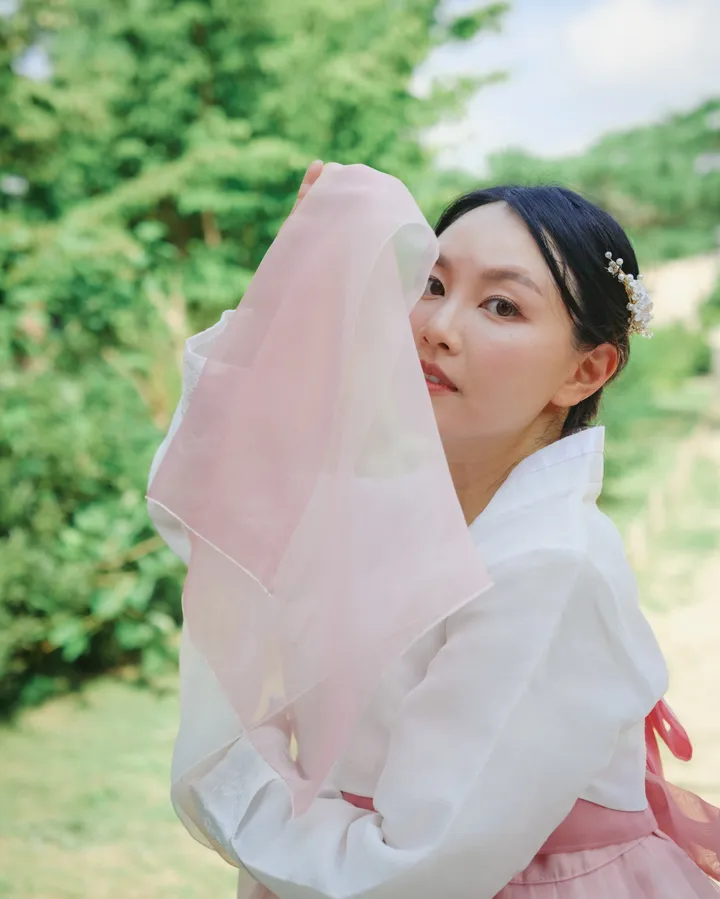 Korean Royal Experience: Traditional Hanbok Photoshoot in Seoul