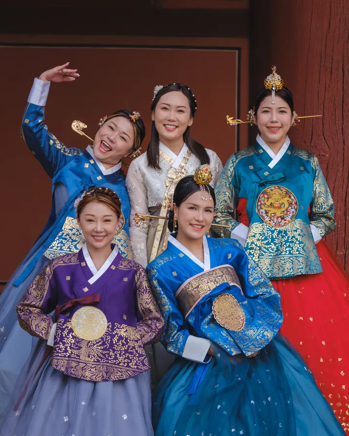 Korean Royal Experience: Traditional Hanbok Photoshoot in Seoul