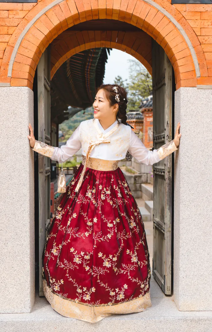 Traditional Hanbok Photoshoot in Seoul at Iconic Landmarks