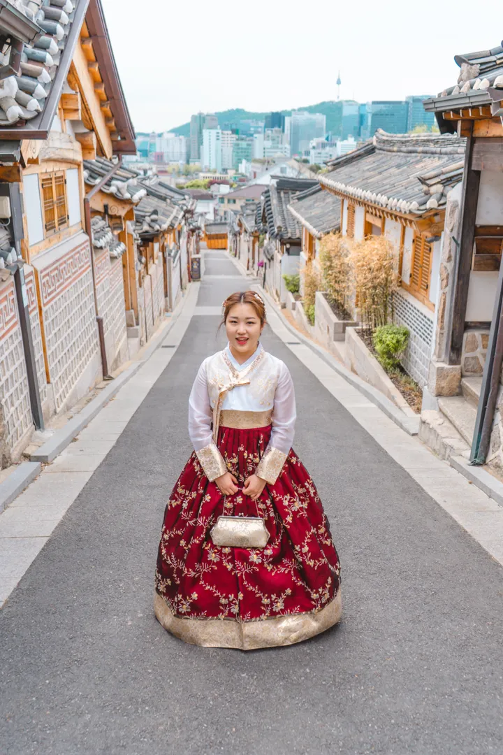 Traditional Hanbok Photoshoot in Seoul at Iconic Landmarks