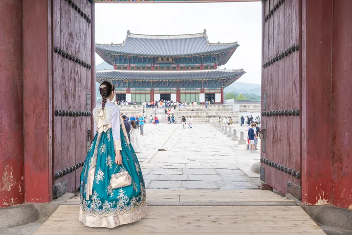 Traditional Hanbok Photoshoot in Seoul at Iconic Landmarks
