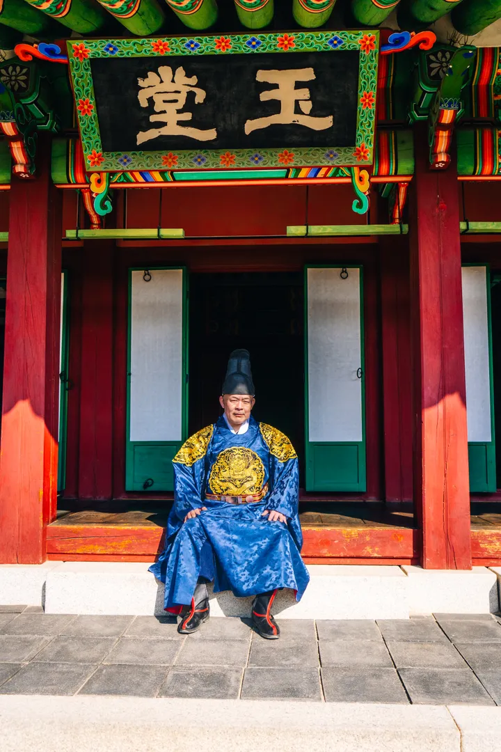 Traditional Hanbok Photoshoot in Seoul at Iconic Landmarks