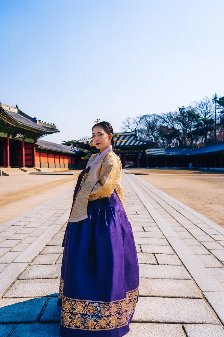 Traditional Hanbok Photoshoot in Seoul at Iconic Landmarks