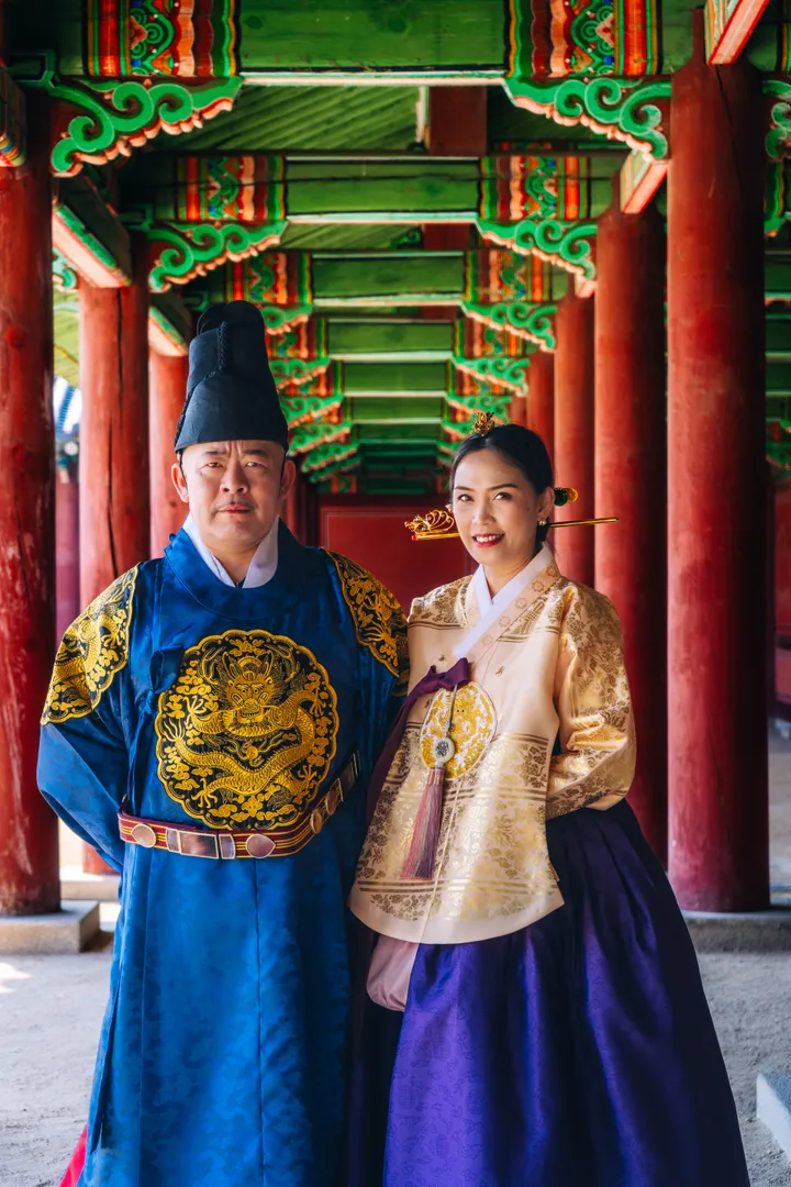 Traditional Hanbok Photoshoot in Seoul at Iconic Landmarks