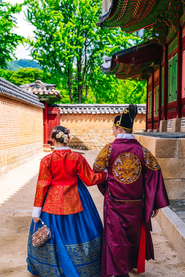 Traditional Hanbok Photoshoot in Seoul at Iconic Landmarks