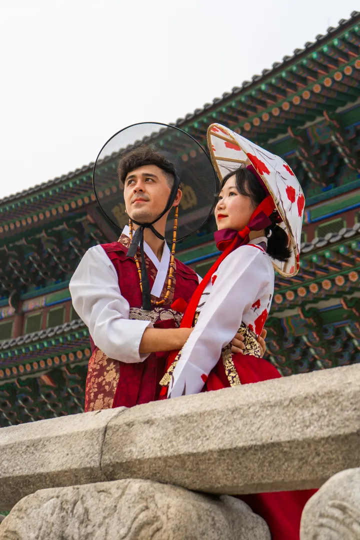 Traditional Hanbok Photoshoot in Seoul at Iconic Landmarks