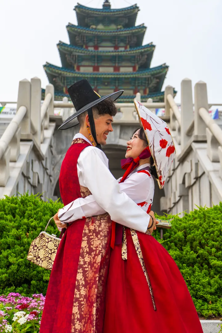Traditional Hanbok Photoshoot in Seoul at Iconic Landmarks