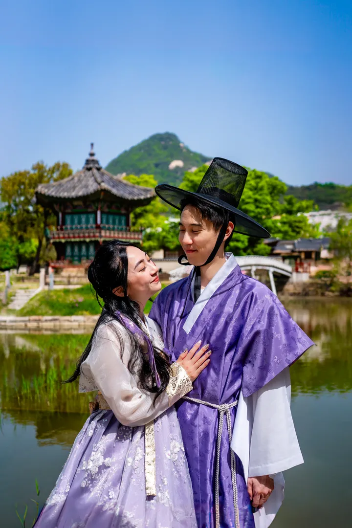 Traditional Hanbok Photoshoot in Seoul at Iconic Landmarks