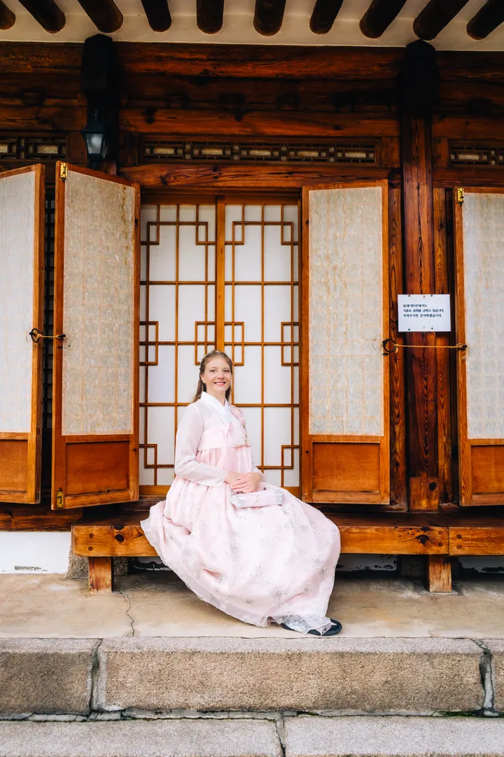 Traditional Hanbok Photoshoot in Seoul at Iconic Landmarks