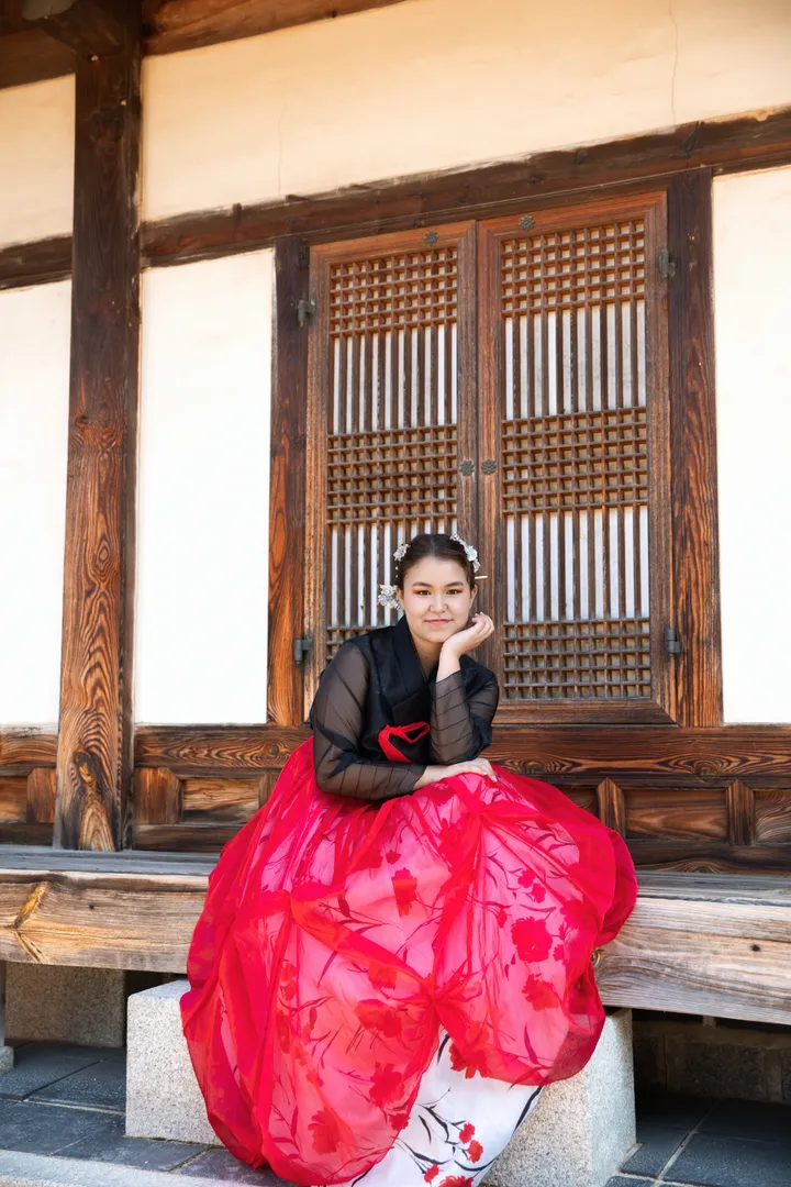 Step Into History: Elegant Hanbok Photoshoot at Gyeongbokgung Palace
