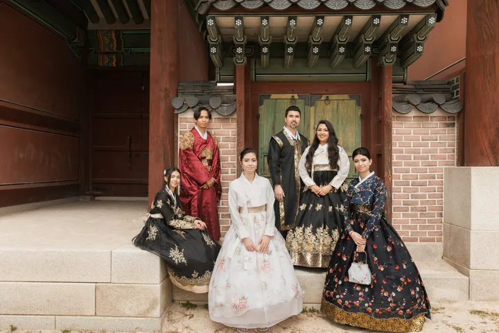 Step Into History: Elegant Hanbok Photoshoot at Gyeongbokgung Palace