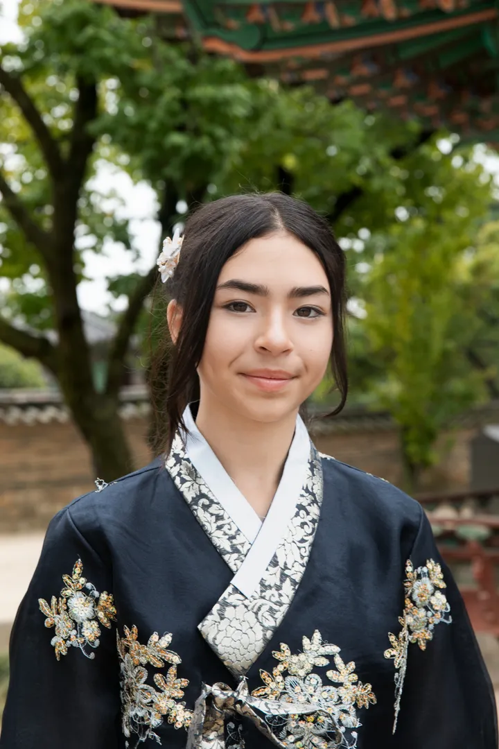 Step Into History: Elegant Hanbok Photoshoot at Gyeongbokgung Palace