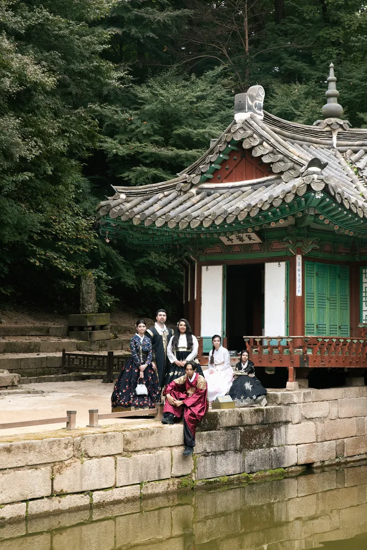 Step Into History: Elegant Hanbok Photoshoot at Gyeongbokgung Palace