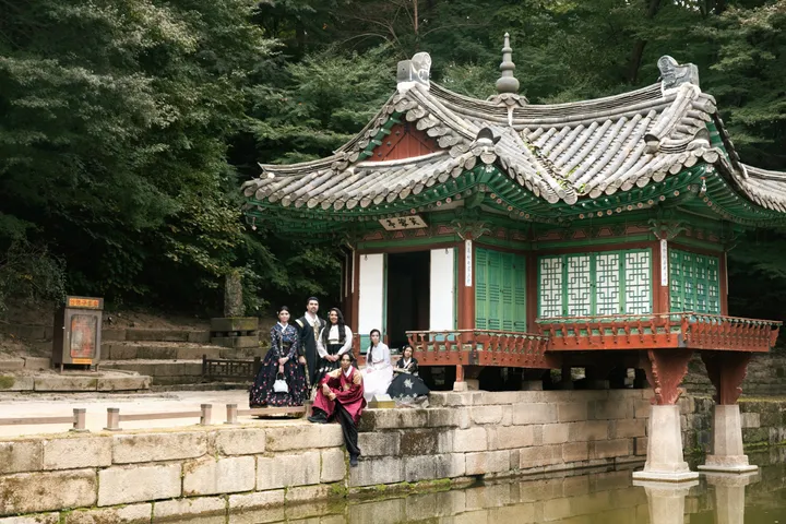 Step Into History: Elegant Hanbok Photoshoot at Gyeongbokgung Palace