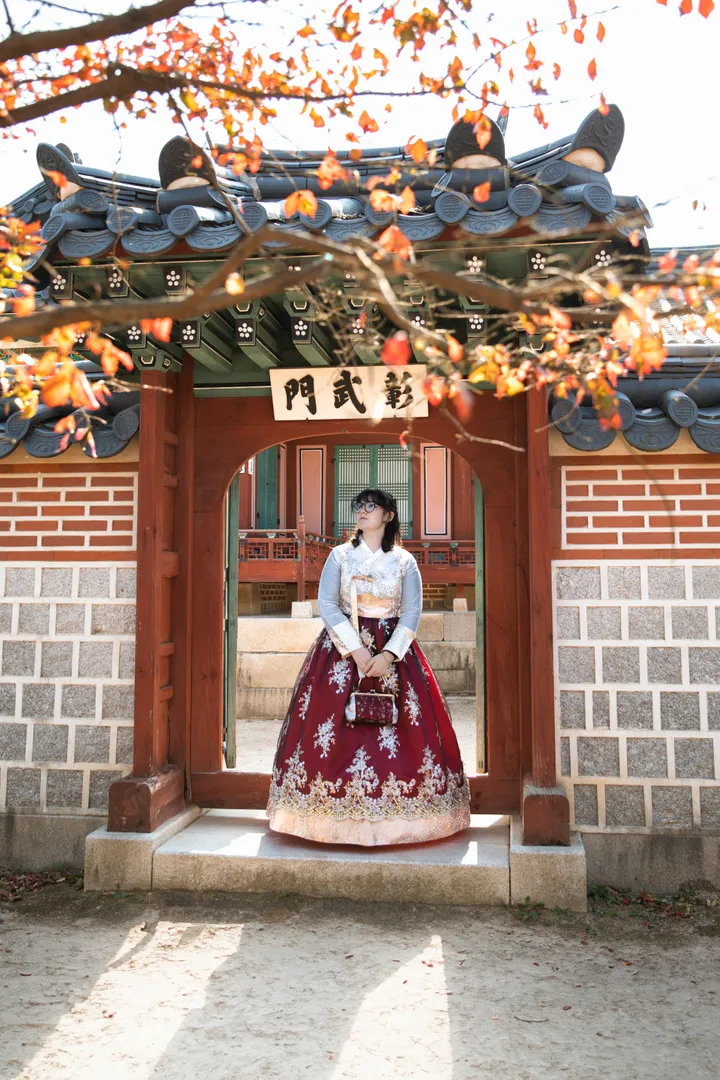 Step Into History: Elegant Hanbok Photoshoot at Gyeongbokgung Palace
