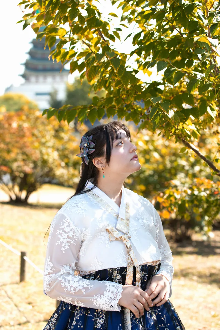 Step Into History: Elegant Hanbok Photoshoot at Gyeongbokgung Palace