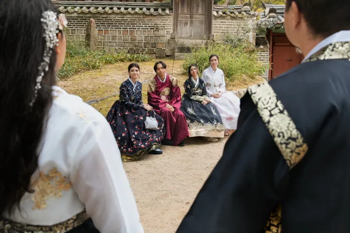 Step Into History: Elegant Hanbok Photoshoot at Gyeongbokgung Palace
