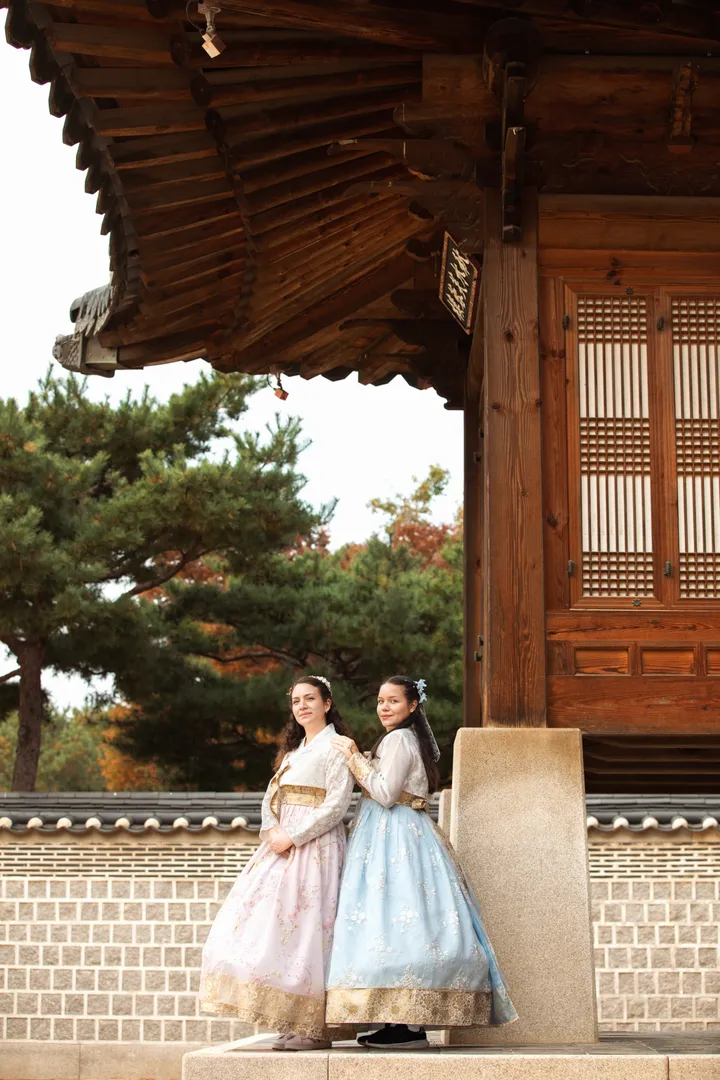 Step Into History: Elegant Hanbok Photoshoot at Gyeongbokgung Palace