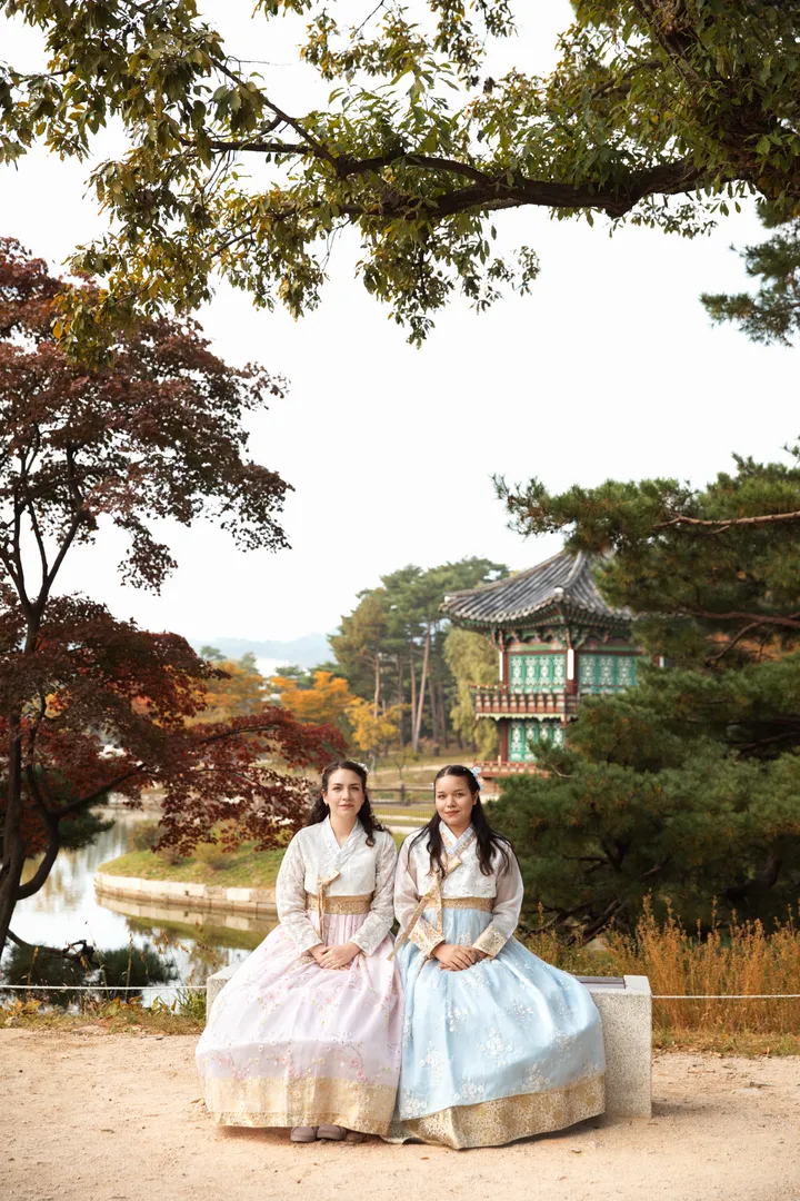 Step Into History: Elegant Hanbok Photoshoot at Gyeongbokgung Palace