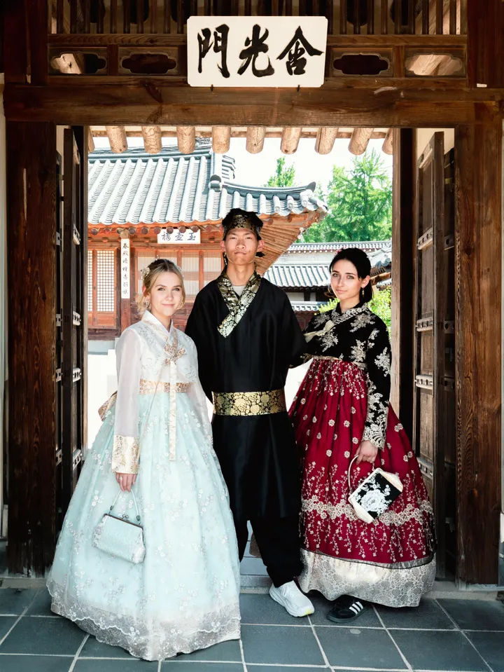 Step Into History: Elegant Hanbok Photoshoot at Gyeongbokgung Palace