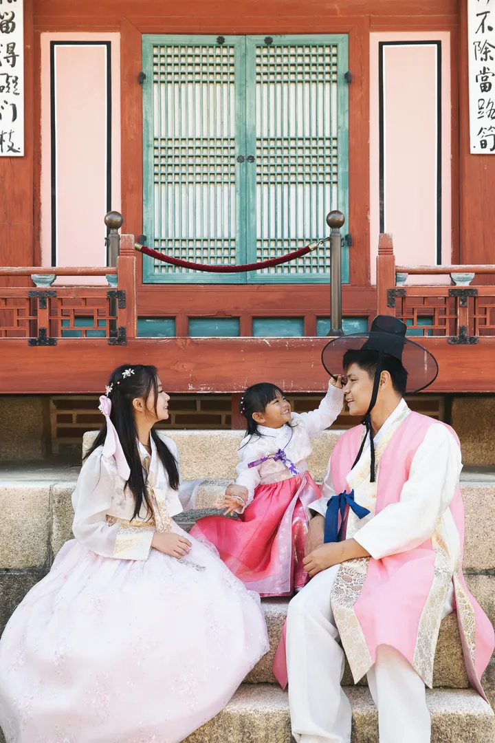 Step Into History: Elegant Hanbok Photoshoot at Gyeongbokgung Palace