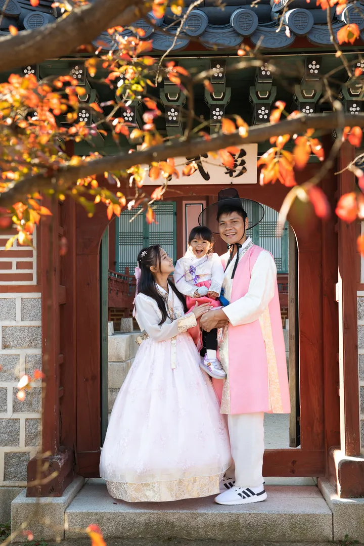 Step Into History: Elegant Hanbok Photoshoot at Gyeongbokgung Palace