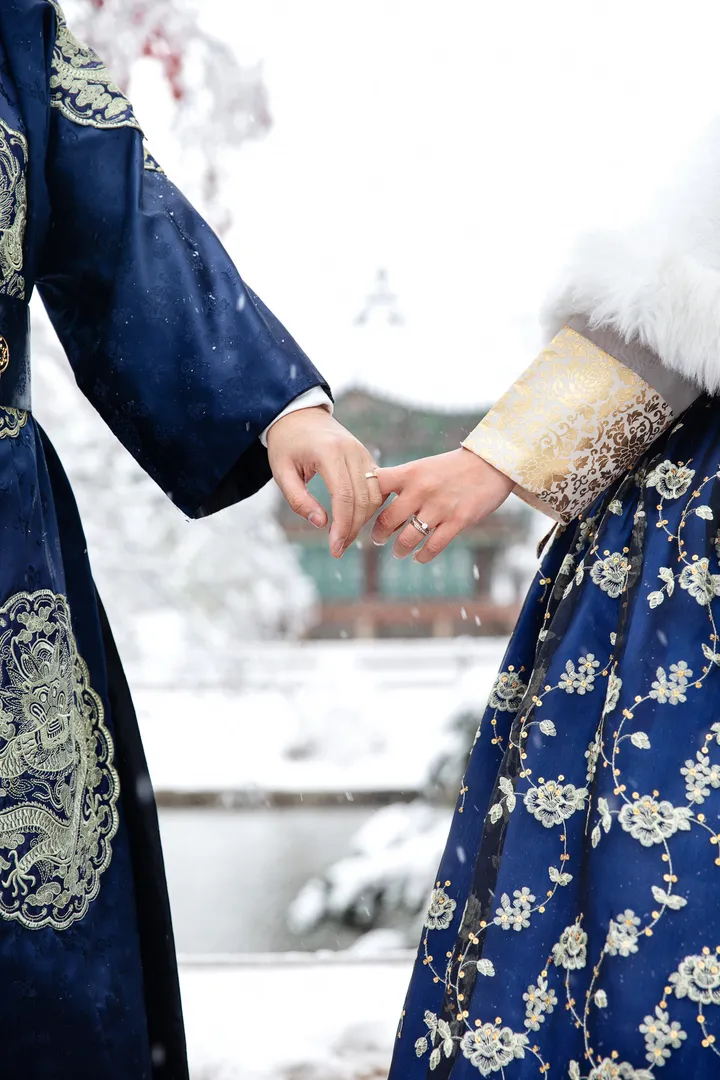 Step Into History: Elegant Hanbok Photoshoot at Gyeongbokgung Palace