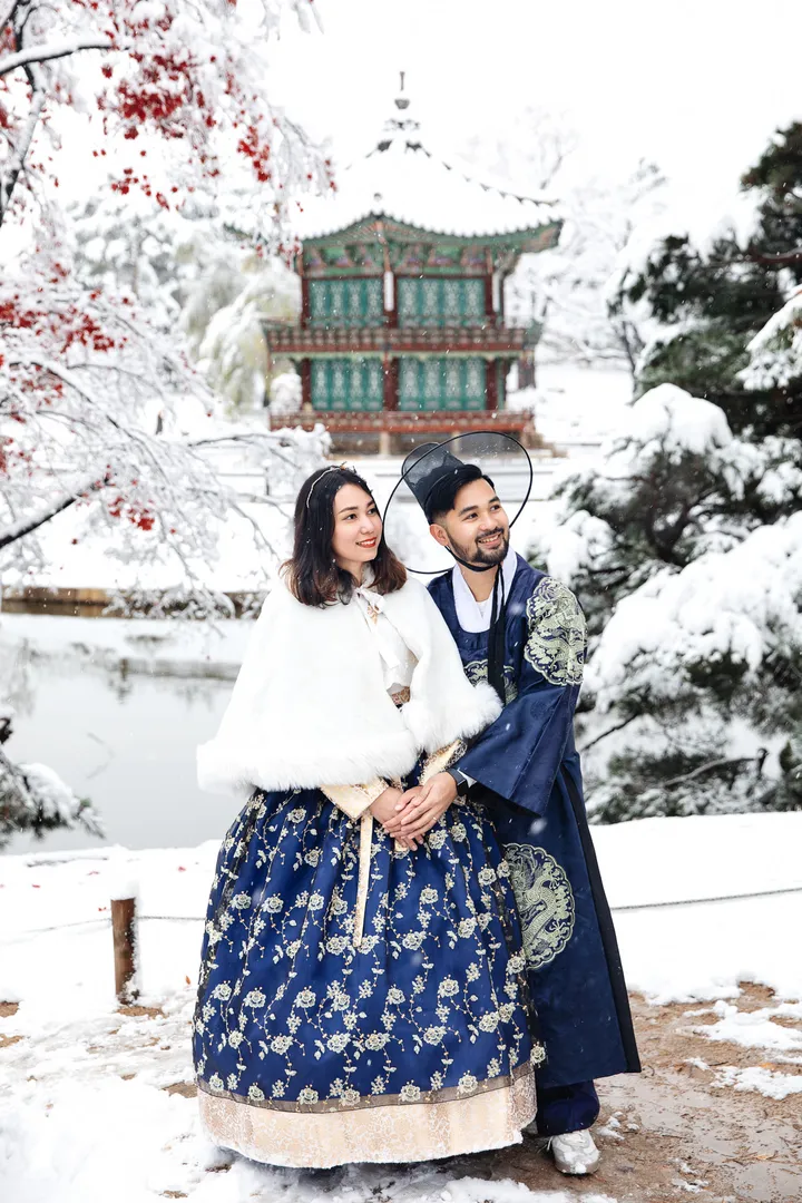 Step Into History: Elegant Hanbok Photoshoot at Gyeongbokgung Palace