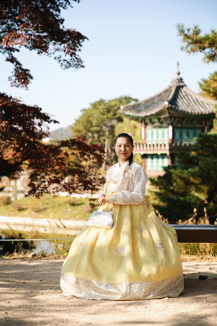 Step Into History: Elegant Hanbok Photoshoot at Gyeongbokgung Palace