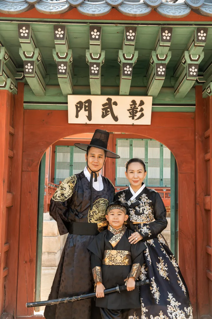 Step Into History: Elegant Hanbok Photoshoot at Gyeongbokgung Palace