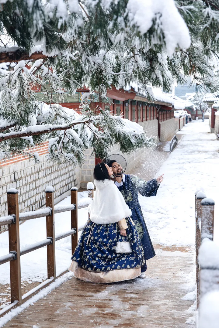 Step Into History: Elegant Hanbok Photoshoot at Gyeongbokgung Palace