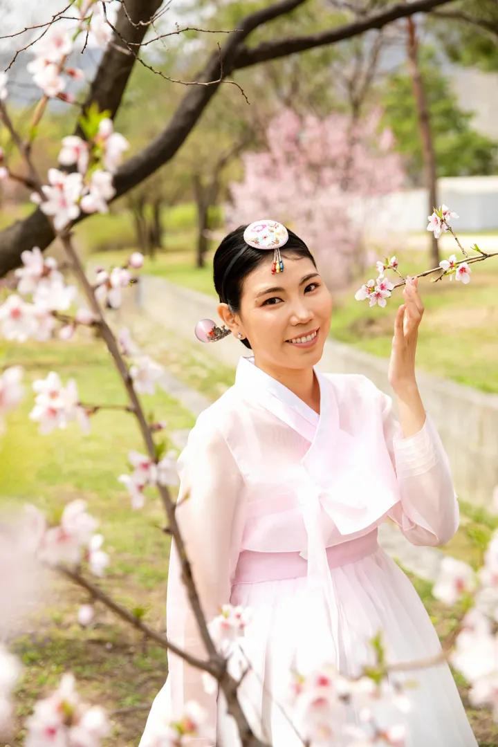 Step Into History: Elegant Hanbok Photoshoot at Gyeongbokgung Palace