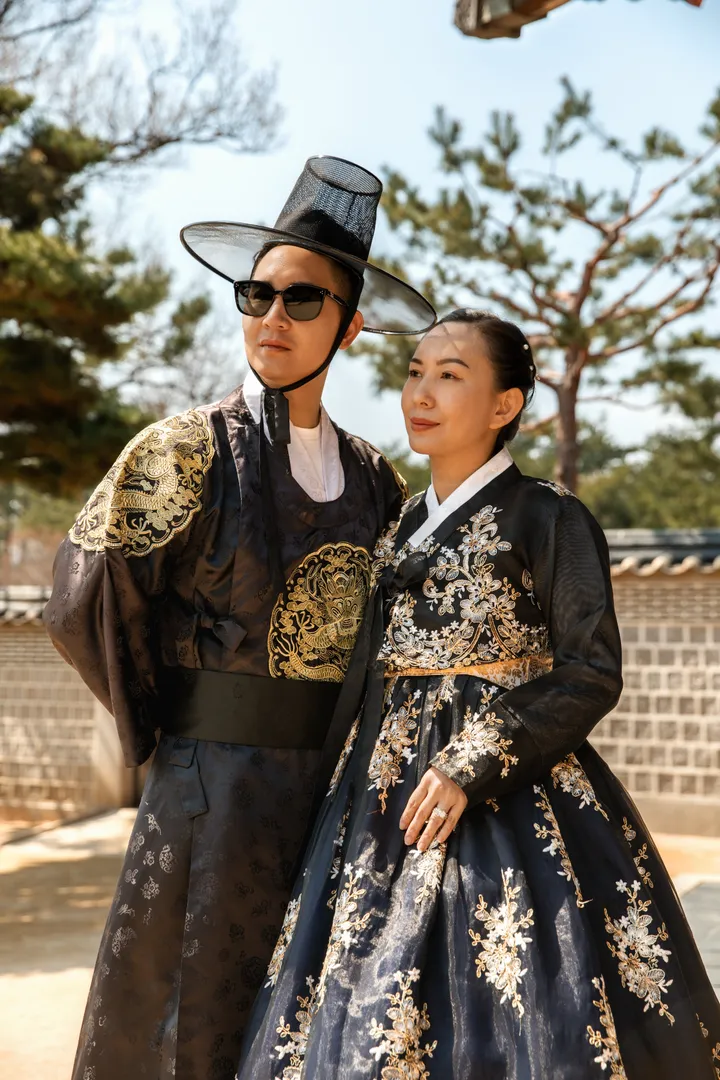Step Into History: Elegant Hanbok Photoshoot at Gyeongbokgung Palace