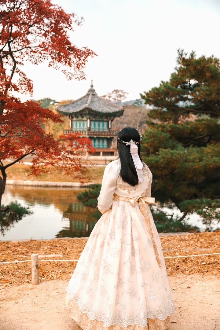 Step Into History: Elegant Hanbok Photoshoot at Gyeongbokgung Palace